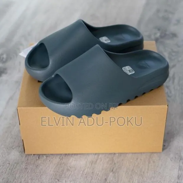 Yeezy Comfort Slides | Dark Grey · Photo 1