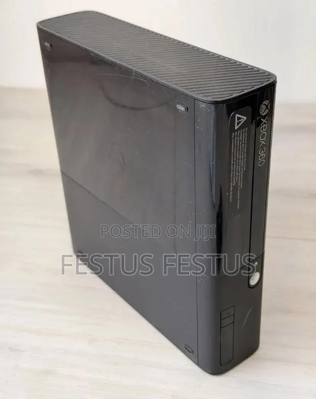 Xbox 360 Game With Accessories · Photo 1