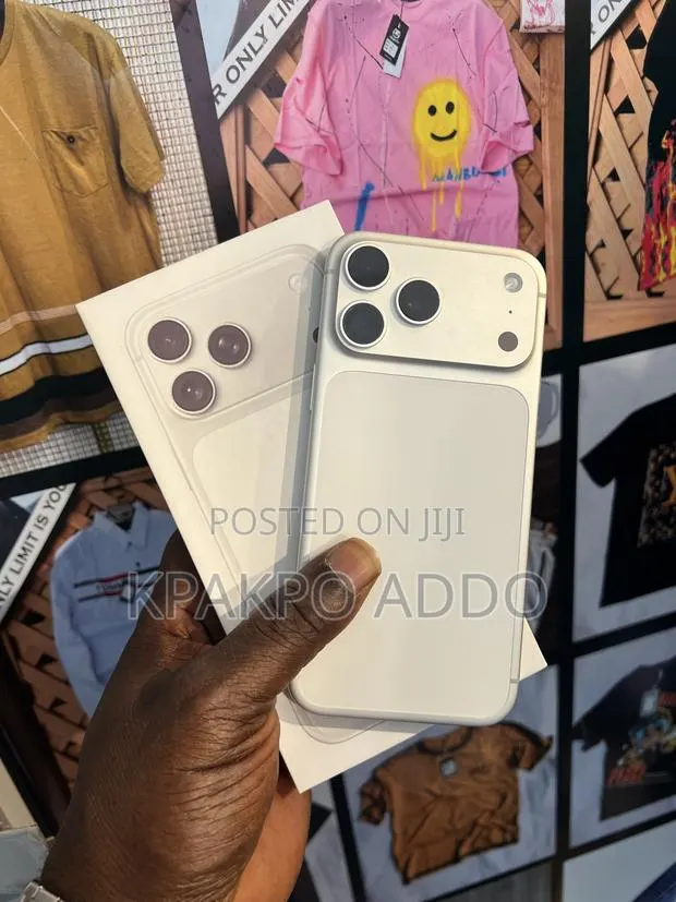 Apple iPhone 17 Pro Max 256 GB Silver · Photo 1