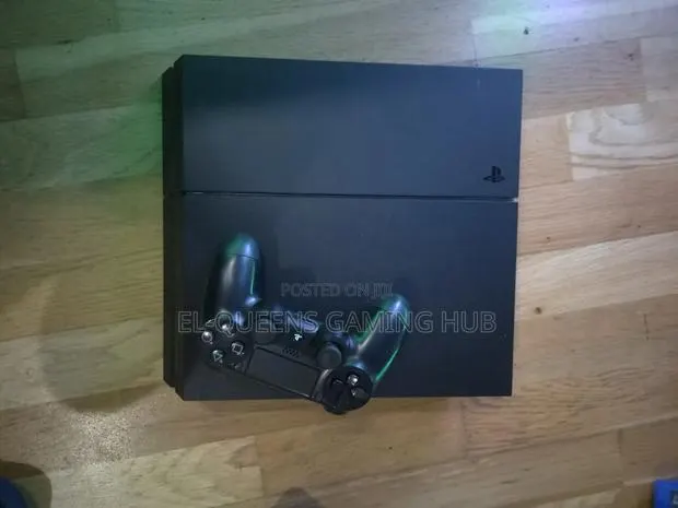 PS4 With 9 Games · Photo 1