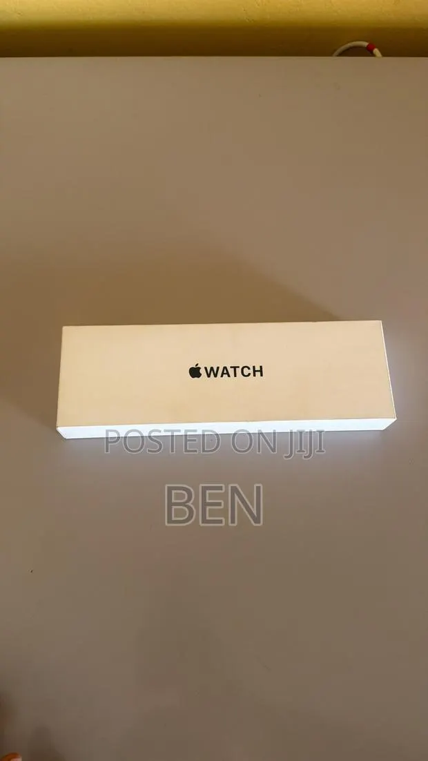 Apple Watch Series SE 44mm Cel · Photo 1