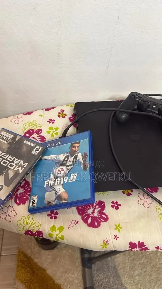 Play Station 4 Slim · Photo 1