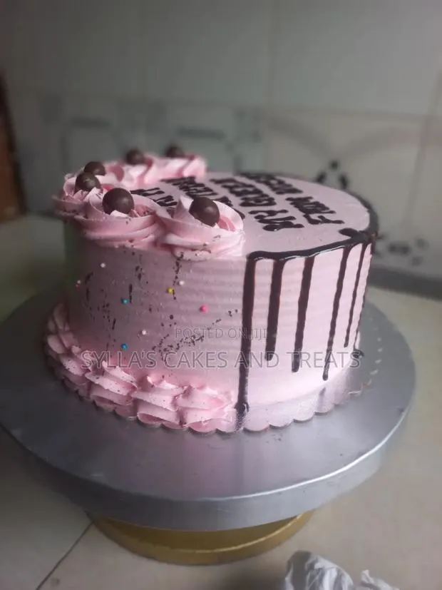 8-Inches Custom Cakes · Photo 1