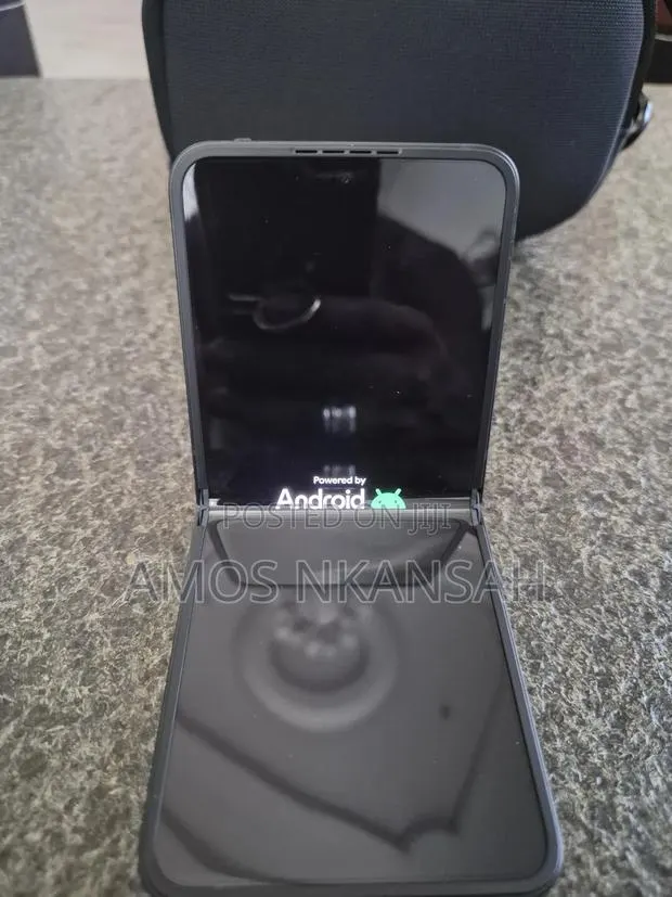 New Samsung Galaxy Z Flip7 256 GB Black · Photo 1