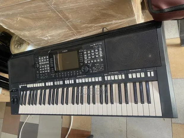 Yamaha PSR S775 Keyboard · Photo 1