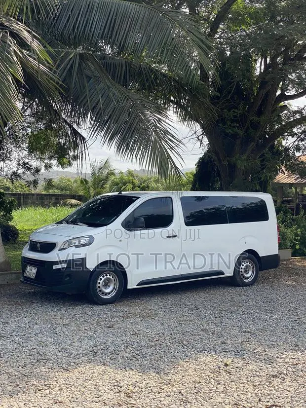 Toyota TownAce 2018 White · Photo 1