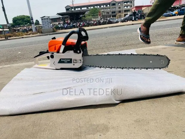 Engine Chainsaw 20 Inches Blade/ at Caprice Bus Stop · Photo 1