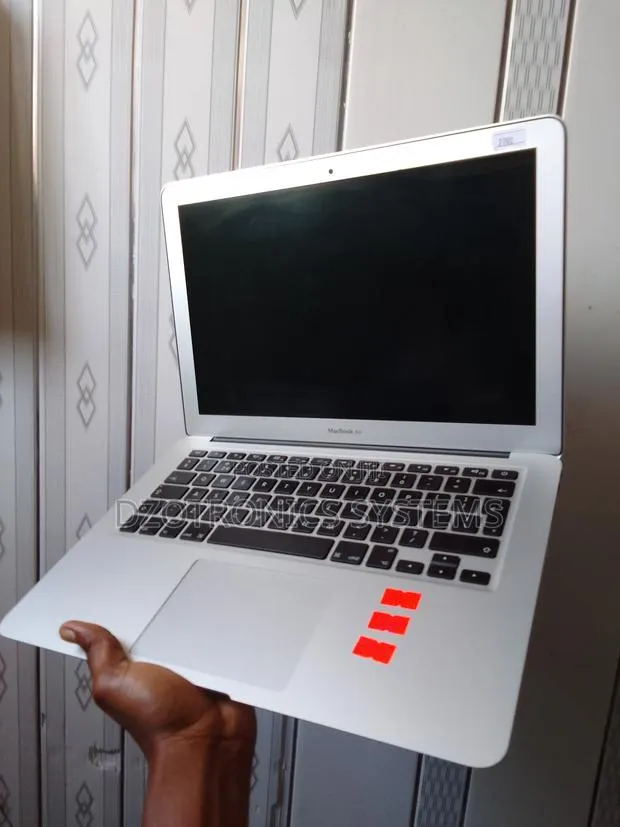 Laptop Apple MacBook Air 2015 4GB Intel Core i5 SSD 128GB · Photo 1