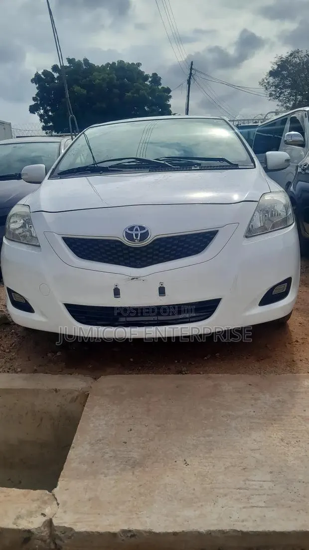 Toyota Belta 2010 White · Photo 1