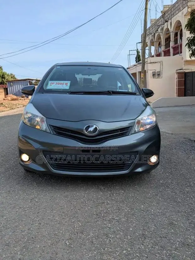 Toyota Vitz 2013 Gray · Photo 1