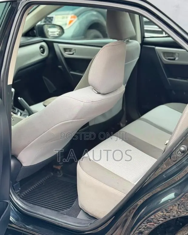 Toyota Corolla LE (1.8L 4cyl 2A) 2019 Gray · Photo 1
