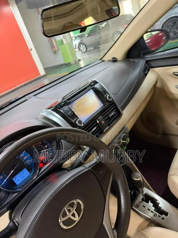Toyota Yaris LE Hatchback 5dr 2014 Red · Photo 1