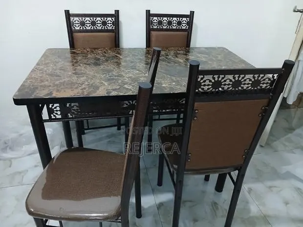 4 Capacity Dinning Set · Photo 1