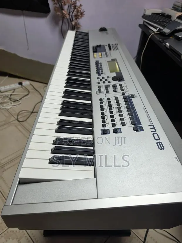 Yamaha MO8 Music Synthesizer · Photo 1