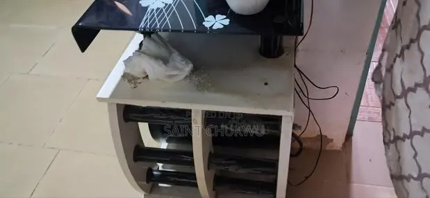 Tell Unique TV Stand · Photo 1