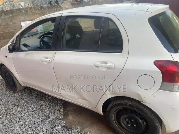 Toyota Yaris 2011 White · Photo 1