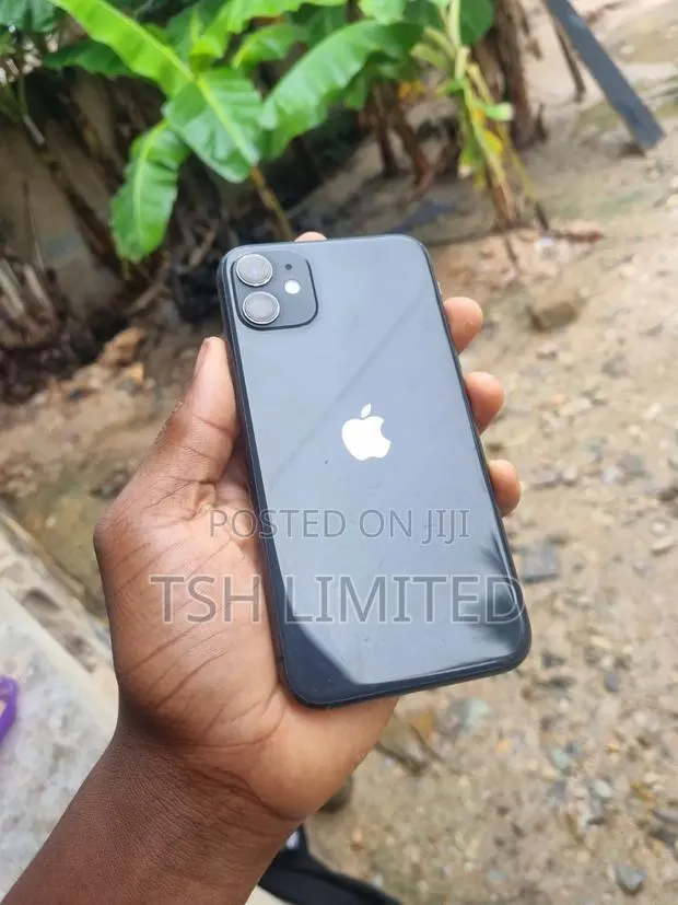 Apple iPhone 11 64 GB Black · Photo 1
