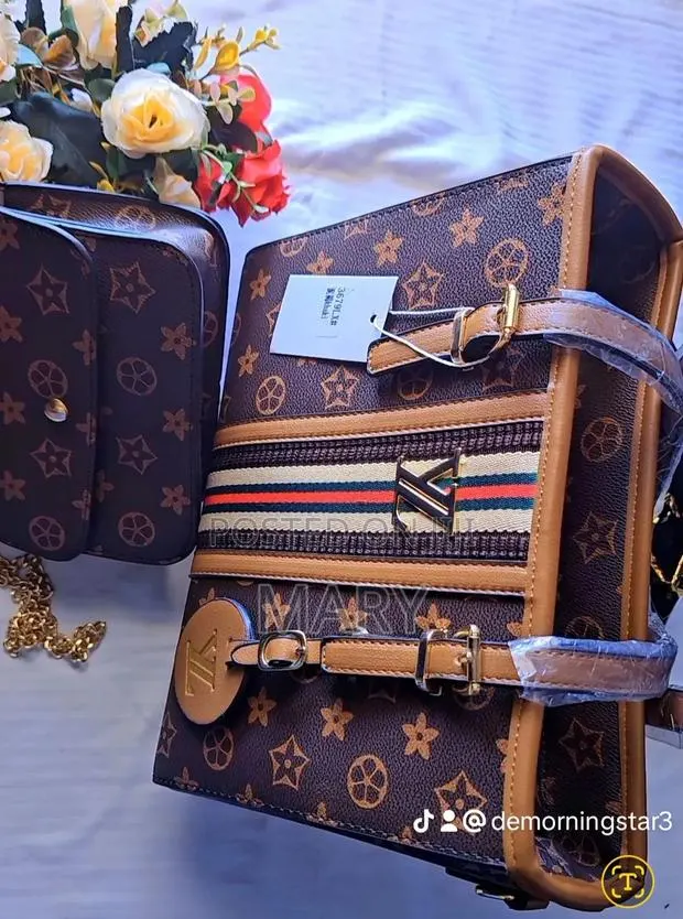 A Brown Patterned Handbag Set With a Matching Mini Shoulder Bag · Photo 1
