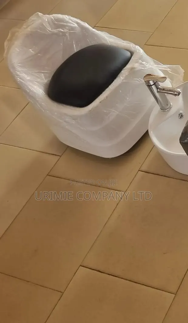 Pedicure Stool and Bowl Set · Photo 3
