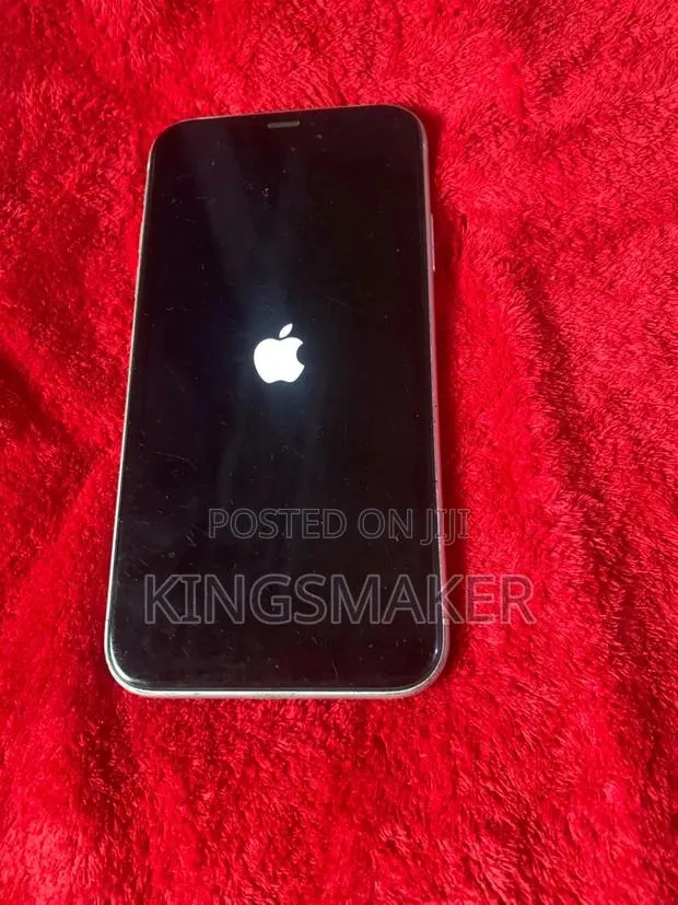 Apple iPhone XR 64 GB White · Photo 1