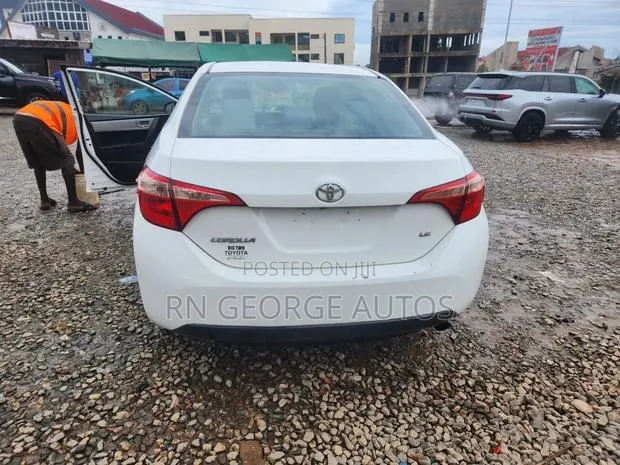 Toyota Corolla LE (1.8L 4cyl 2A) 2018 White · Photo 1