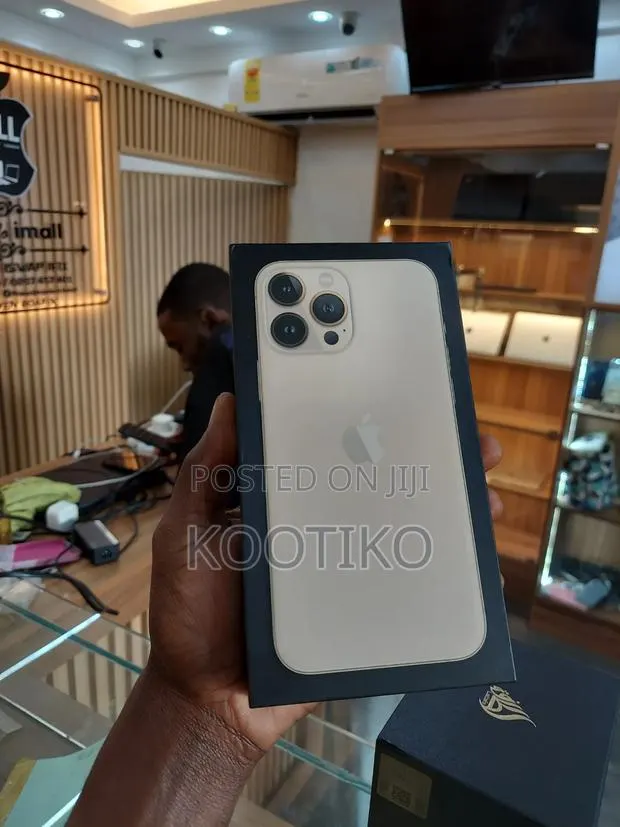 New Apple iPhone 13 Pro Max 128 GB Gold · Photo 1