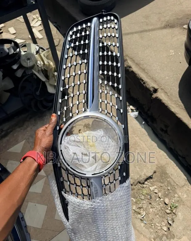 Benz C250(204) 2011-2013 Diamond Style Gloss Front Grille/Shells · Photo 1