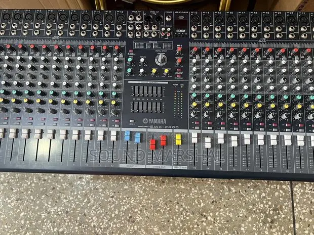 Yamaha SMX-24 Channel Console Mixer · Photo 1