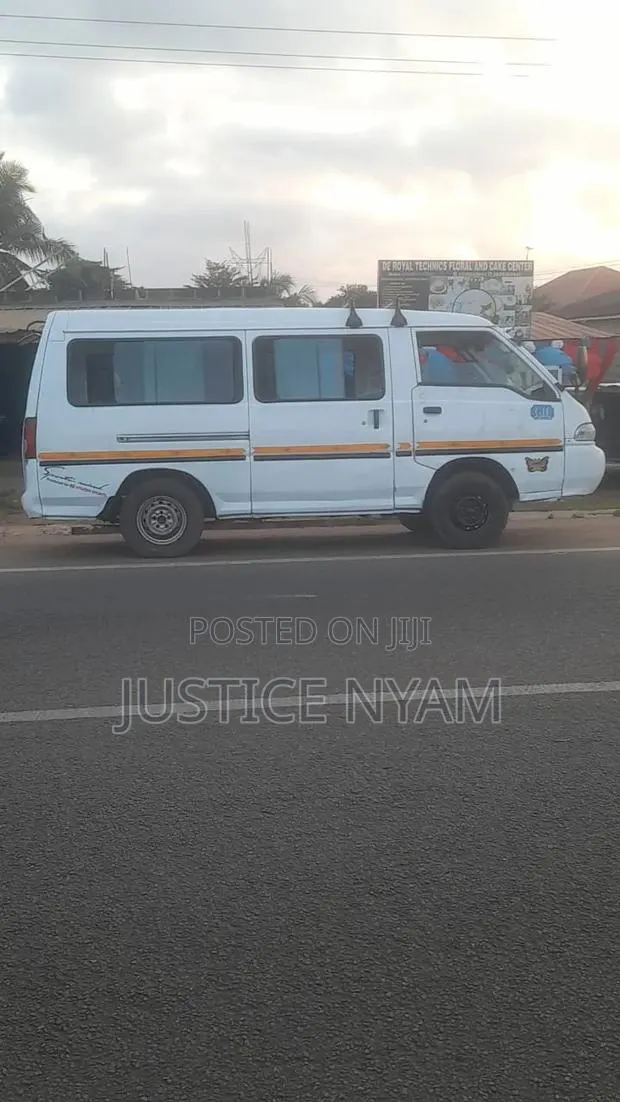 Hyundai H-100 2002 White · Photo 1