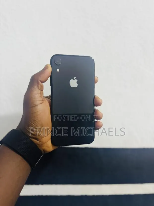 Apple iPhone XR 64 GB Black · Photo 1