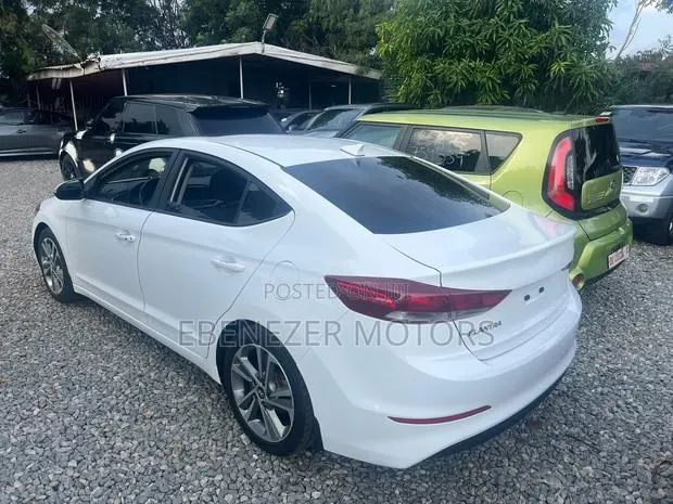 Hyundai Elantra 2017 White · Photo 1