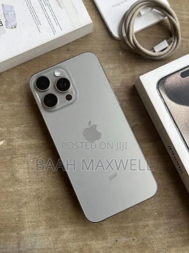 Apple iPhone 15 Pro Max 256 GB Silver · Photo 1