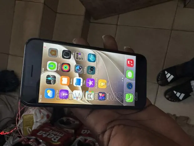 Apple iPhone SE (2020) 64 GB Black · Photo 1