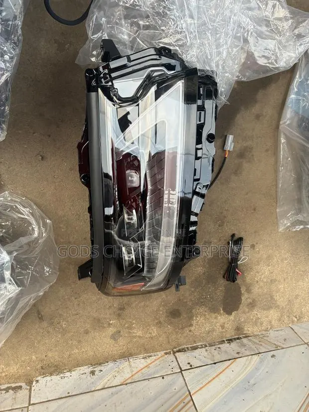 Headlight Land Cruiser 300 Upgrade Type · Photo 1
