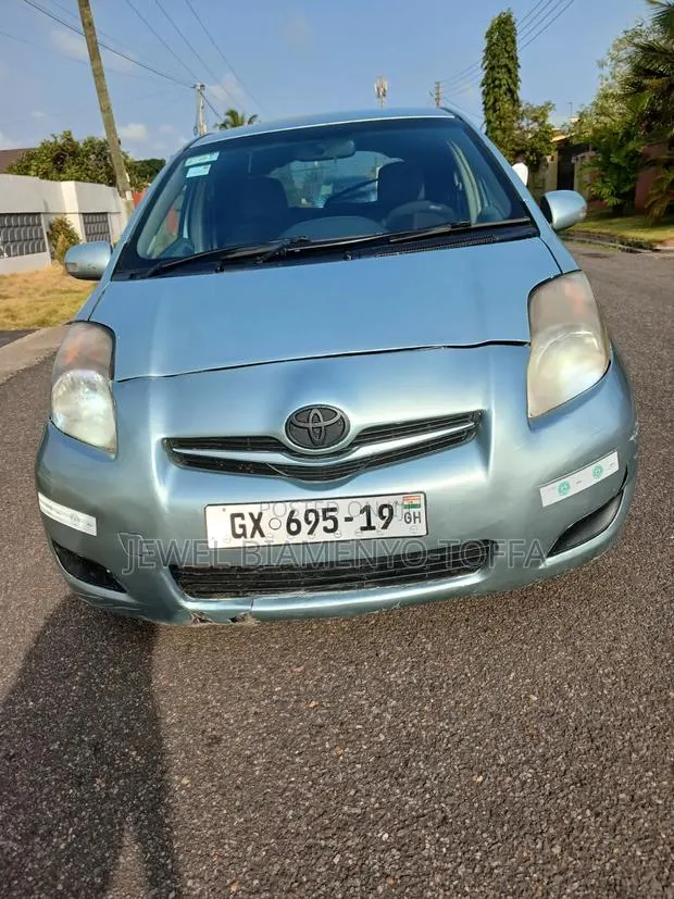 Toyota Vitz 1.0 FWD 3dr 2009 Silver · Photo 1
