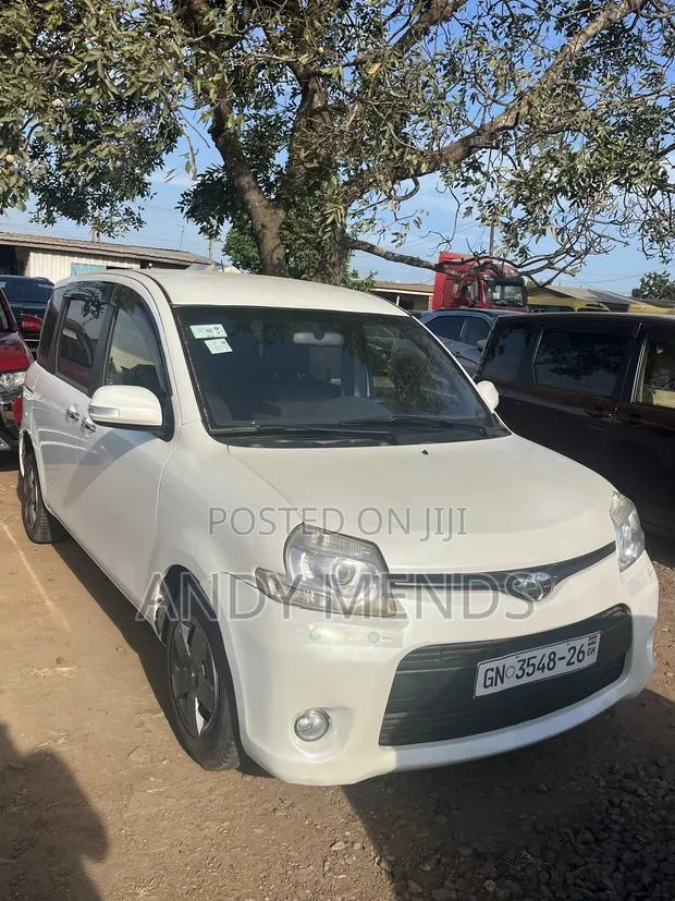 Toyota Sienta 1.5 FWD 2012 White · Photo 1