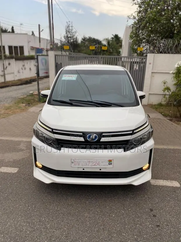 Toyota Voxy 2014 White · Photo 1