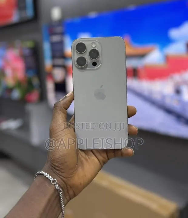 Apple iPhone 16 Pro Max 512 GB Silver · Photo 3