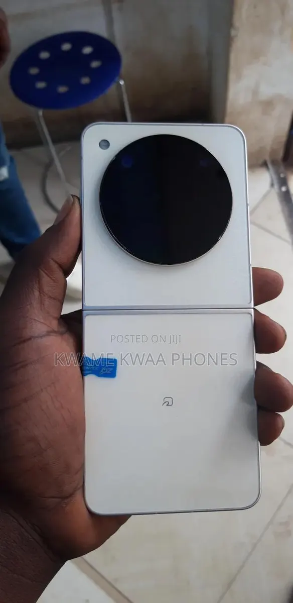 ZTE nubia Flip 5G 256 GB Gold · Photo 1
