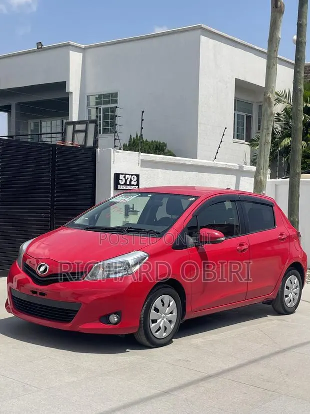 Toyota Vitz 1.3 AWD 5dr 2014 Red · Photo 1