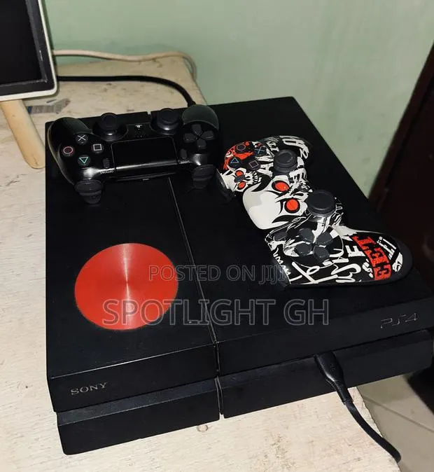 PlayStation 4 Standard With Games and 2 Controllers (PS4)