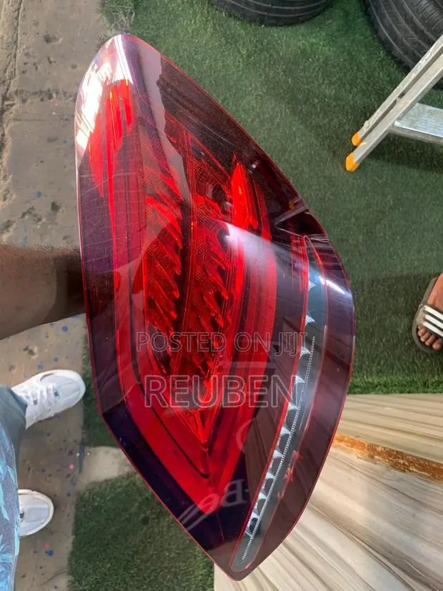 Mercedes Benz C300 2019-2020 Taillight · Photo 1
