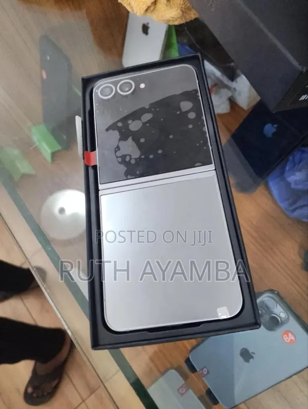 New Samsung Galaxy Z Flip6 256 GB Black · Photo 1
