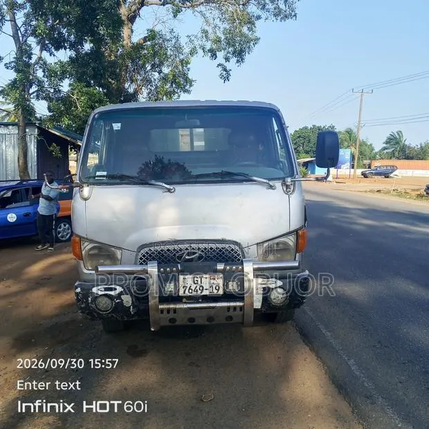 Hyundai Mighty 2010 White · Photo 1