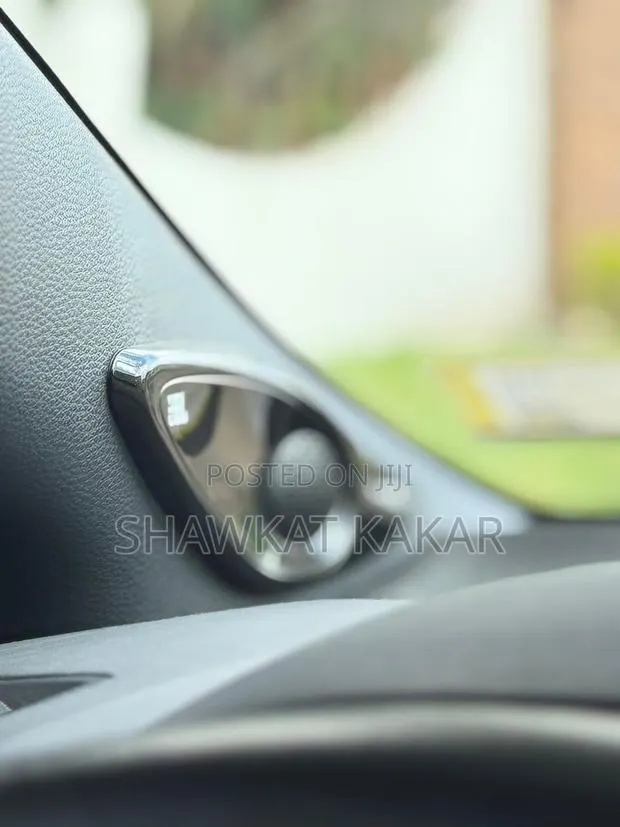 Toyota Corolla XSE 2024 Silver · Photo 3