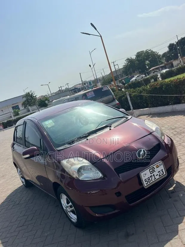 Toyota Vitz 1.3 FWD 3dr 2010 Brown · Photo 1