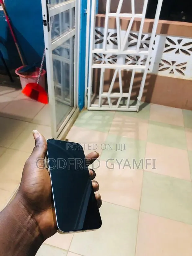 Apple iPhone 13 Pro 128 GB Gold · Photo 1