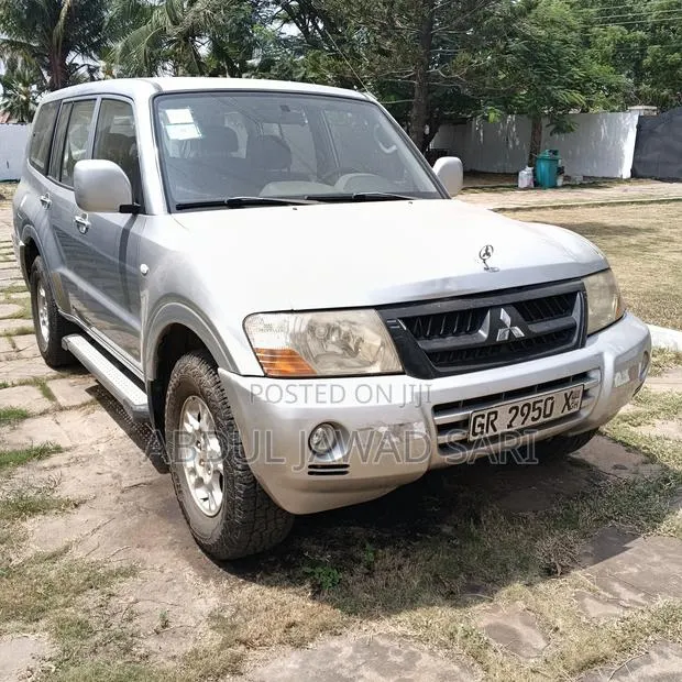 Mitsubishi Pajero 2002 Silver · Photo 1