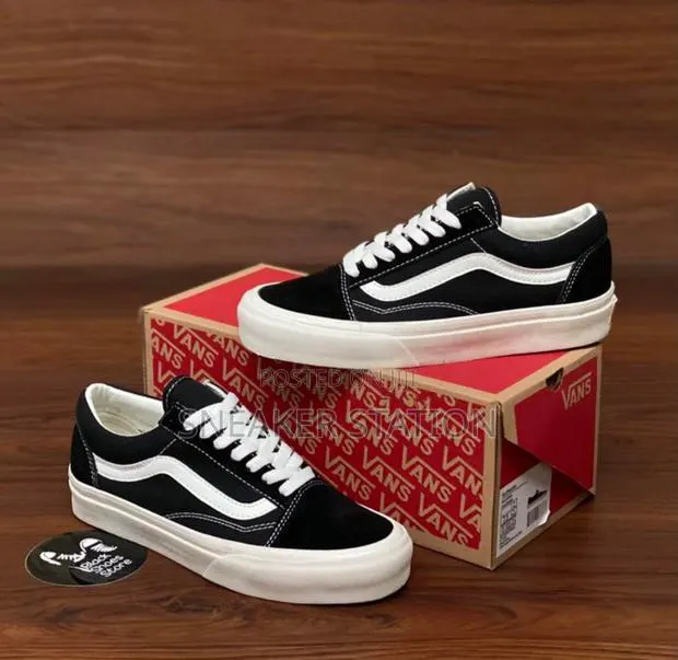 Vans Old Skool Black/White Available · Photo 1