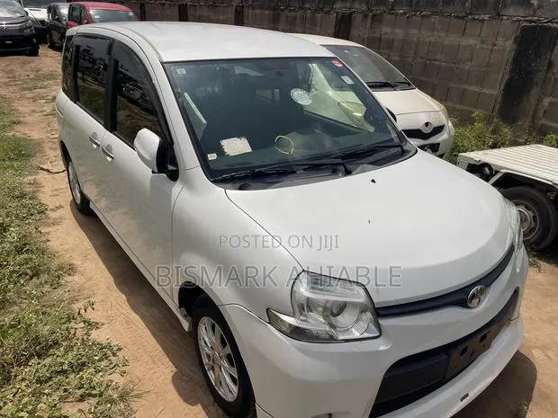Toyota Sienta 1.5 FWD 2013 White · Photo 1